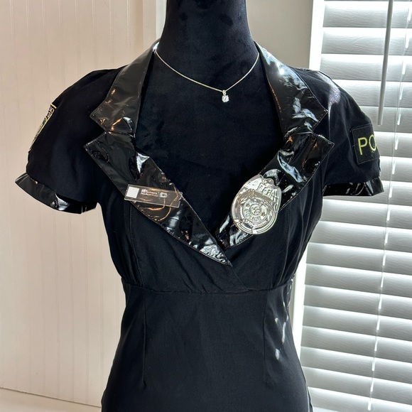 Spirit of Halloween police woman costume - Picture 2 of 16